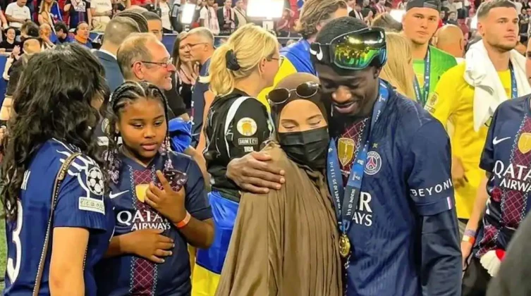 زوجة نجم فرنسي تخطف الأضواء في مدرجات المونديال (صورة)
