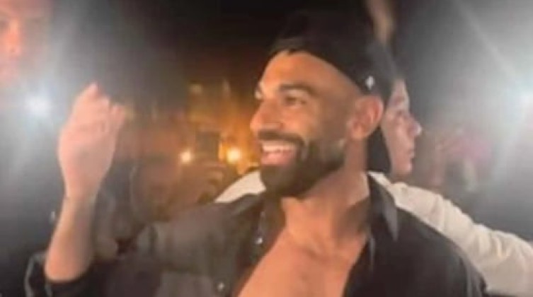 ظهور محمد صلاح بمشروب في احتفال منتخب مصر يثير الجدل.. فما حقيقته؟