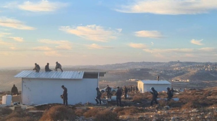 مستوطنون يقيمون بؤرة استيطانية قرب جبع شمال شرق القدس