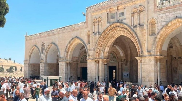 عشرات الآلاف يؤدون صلاة الجمعة في الأقصى
