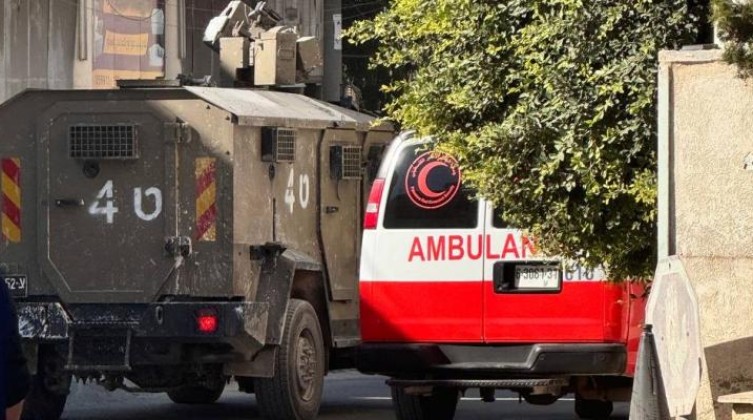 إصابة مواطن برصاص الاحتلال واعتقال آخر خلال اقتحام بيت أمر