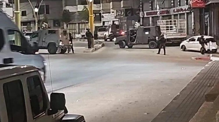 الاحتلال يشن حملة مداهمات واسعة بحي السلايمة في الخليل