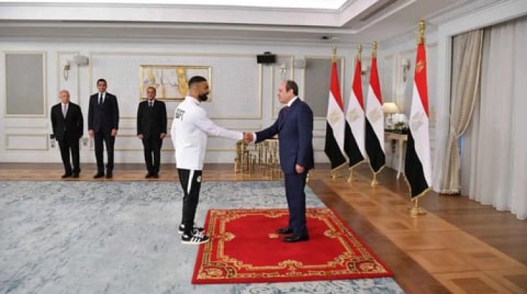 السيسي يكرّم منتخب مصر ويوجه رسالة إلى صلاح