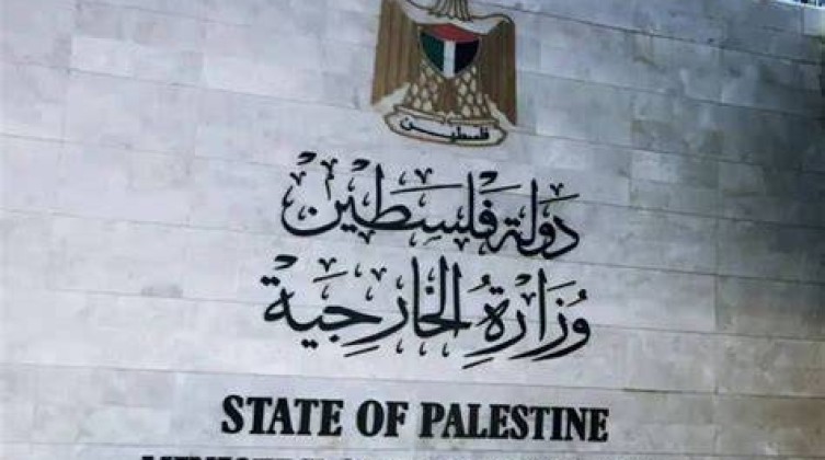 الخارجية تدين اعتداءات المستوطنين وتحذر من استهداف دور العبادة