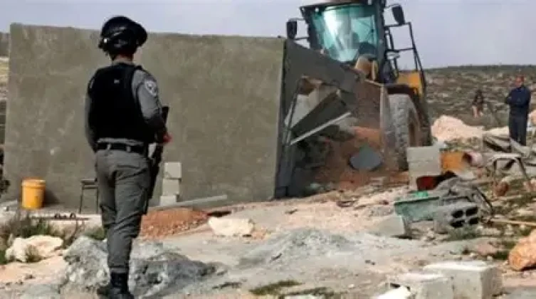 الاحتلال يهدم منزلًا في يطا ويصيب مواطنين بالاختناق
