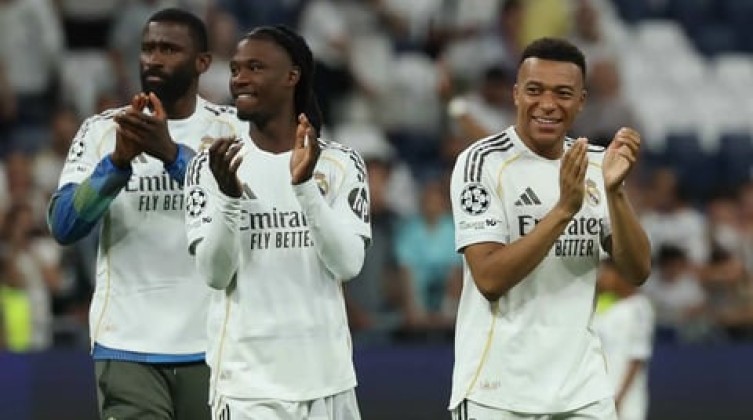مورينيو يبلغ نجم ريال مدريد بالرحيل.. ورد مفاجئ من اللاعب