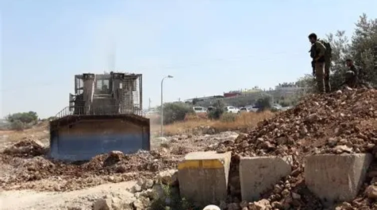 الاحتلال يُجرف أراضي زراعية غرب رام الله