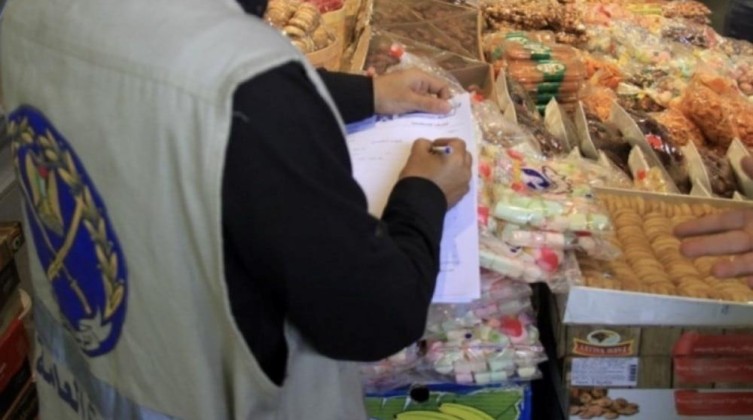 مباحث التموين تتلف جبنة فاسدة في خانيونس