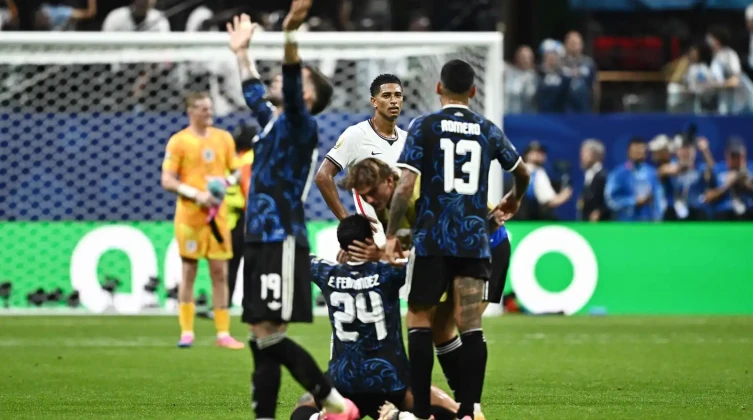 بيلينغهام يضرب لاعب الأرجنتين أثناء الاحتفال بالتأهل (فيديو)