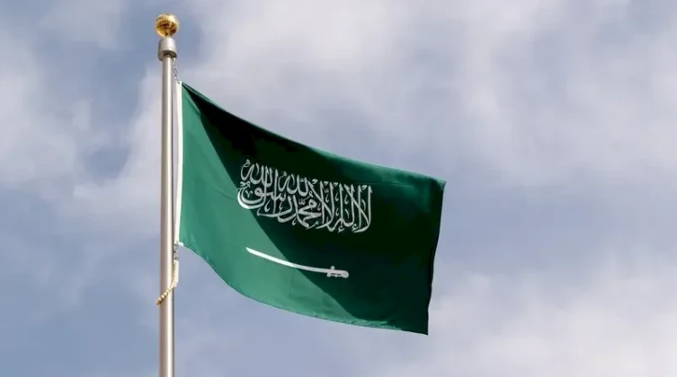 السعودية تدين تهديدات الحوثيين للملاحة وتؤكد حماية سفنها