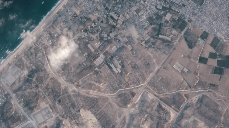 الاحتلال يواصل تشييد ساتر ترابي ضخم في قطاع غزة