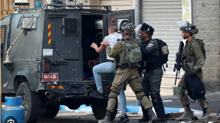 الاحتلال يعتقل 25 مواطناً في الضفة والقدس بينهم سيدات