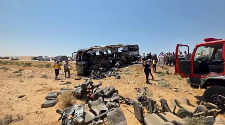عشرات القتلى والجرحى بتصادم حافلتي ركاب على طريق دير الزور
