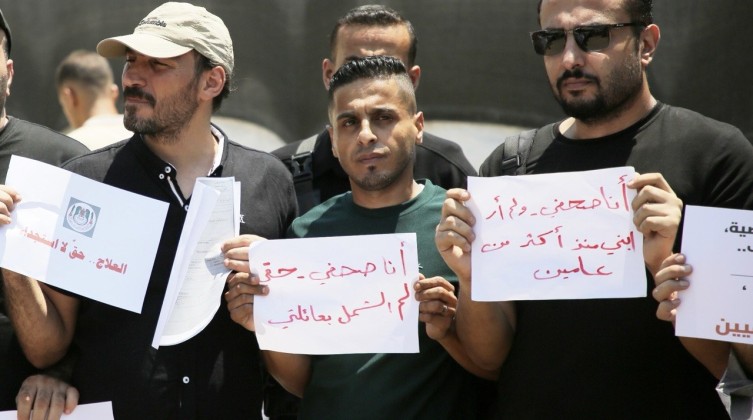 خاص: ثلاث سنوات من الفراق.. صحفي فلسطيني ينتظر احتضان عائلته