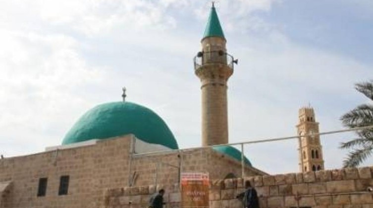 قوات الاحتلال تقتحم مسجد حوسان وتمنع أذان الفجر وإقامة الصلاة