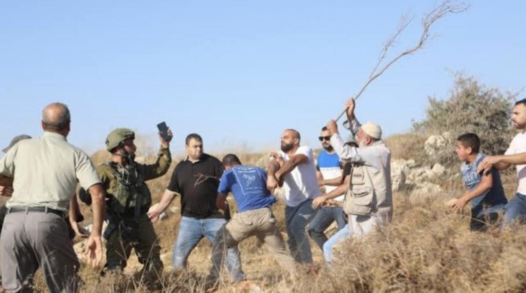 الاحتلال يقتحم كفر مالك ويشعل حريقًا في أراضٍ زراعية