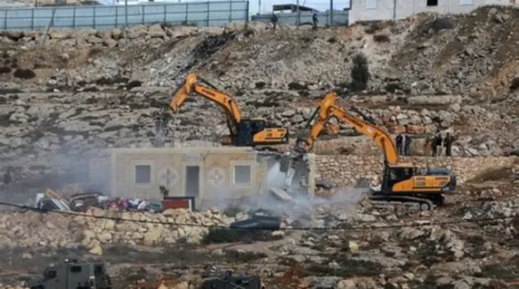 الاحتلال يجرف أراضي شمال شرق القدس