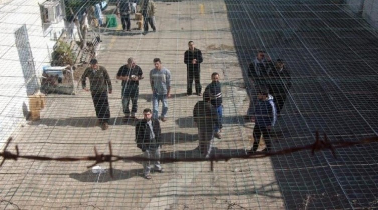 ورقة حقوقية ترصد أوضاع الأسرى الفلسطينيين في سجون الاحتلال