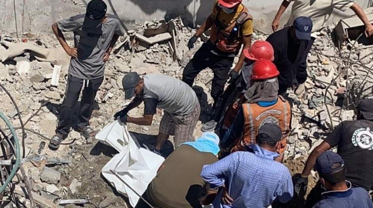 الدفاع المدني ينتشل جثامين ورفات 233 شهيدًا من تحت أنقاض منازل غزة