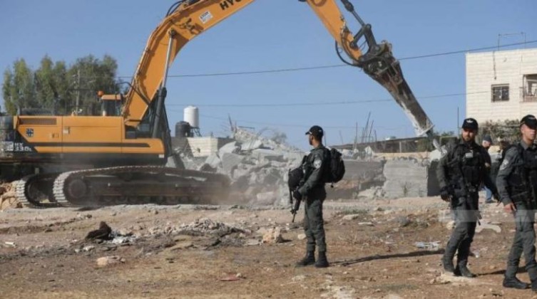 الاحتلال يهدم منزلين في قرية بيرين شرق الخليل