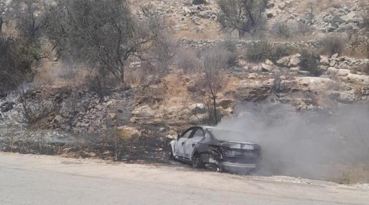 قوات الاحتلال تشعل النيران في مركبة مواطن غرب رام الله
