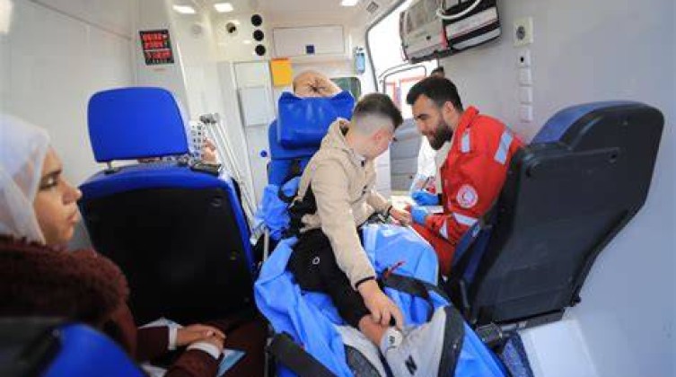 71 مسافرًا بينهم 32 مريضًا يغادرون غزة عبر رفح