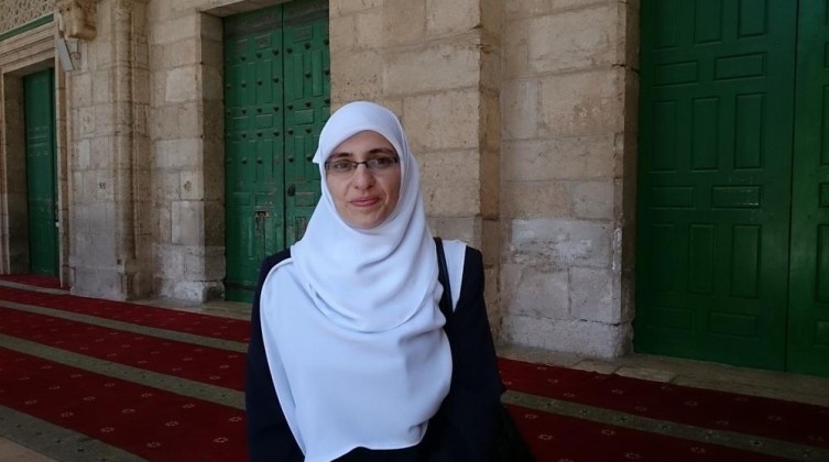 الاحتلال يجدد منع سفر المرابطة هنادي الحلواني
