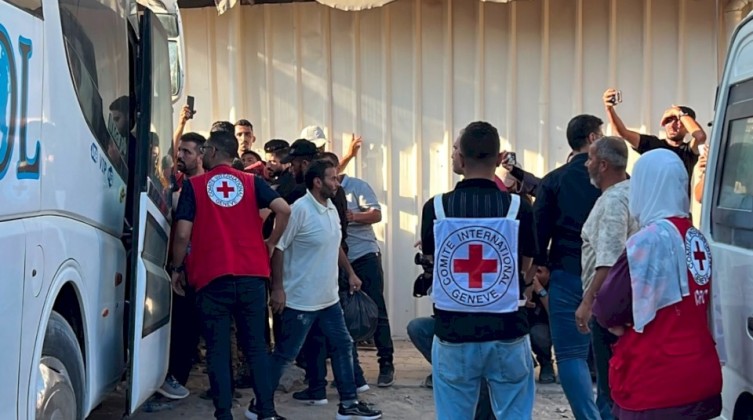 الصليب الأحمر يسهّل لمّ شمل 74 فلسطينيًا في غزة