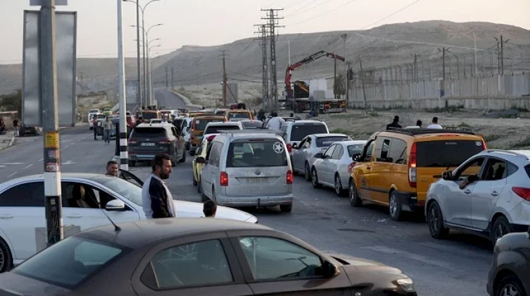 إصابة مستوطن طعنًا قرب أريحا والاحتلال يفرض إغلاقات في العوجا