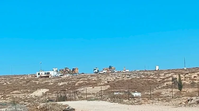 الاحتلال يهدم مساكن وبركسات وآبار مياه في خربة الفخيت بمسافر يطا