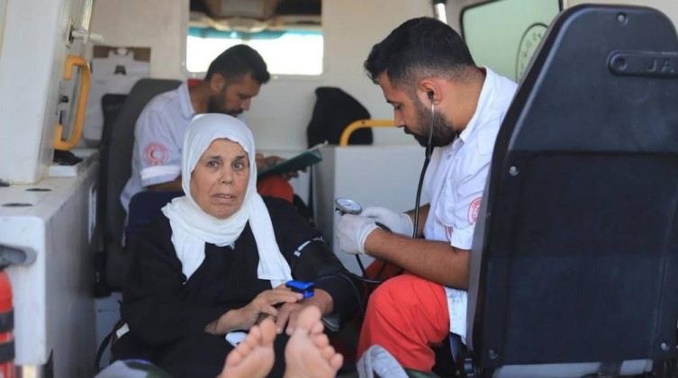 57 مريضًا ومرافقًا يغادرون غزة عبر معبر رفح لتلقي العلاج