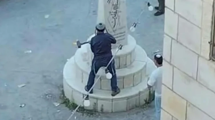 عضو كنيست إسرائيلي يدمر نصبًا تذكاريًا ويثير ردود فعل