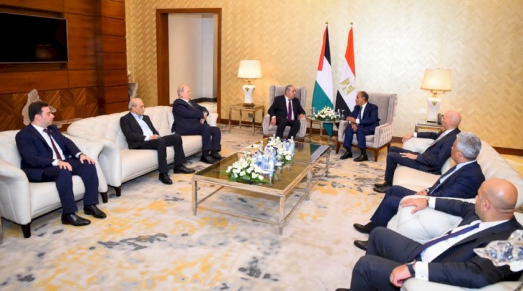 تفاصيل لقاء وزير الخارجية المصري مع حسين الشيخ