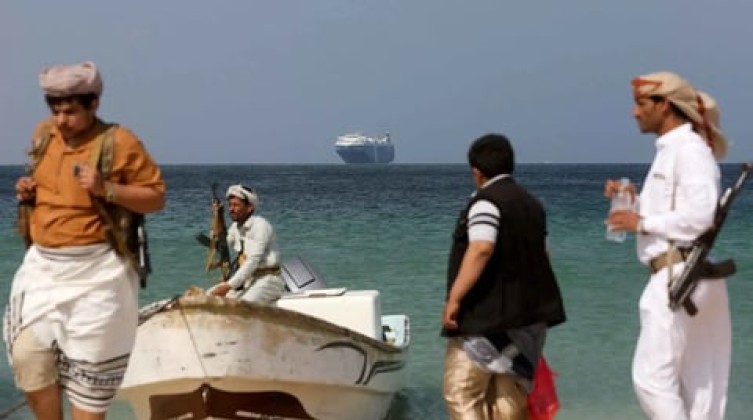 الحوثيون يستهدفون سفينة سعودية في البحر الأحمر
