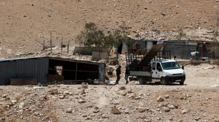 مستوطنون يعتدون على فلسطينيين ويخربون ممتلكاتهم في الأغوار