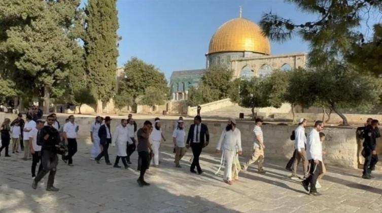 120 مستوطنًا يقتحمون المسجد الأقصى بحماية الاحتلال