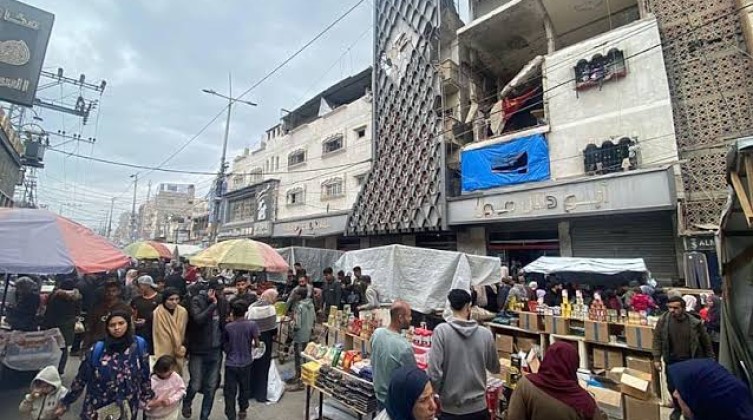 خاص: مفاوضات غزة.. هل تنعش الاقتصاد وتعيد السيولة إلى الأسواق؟