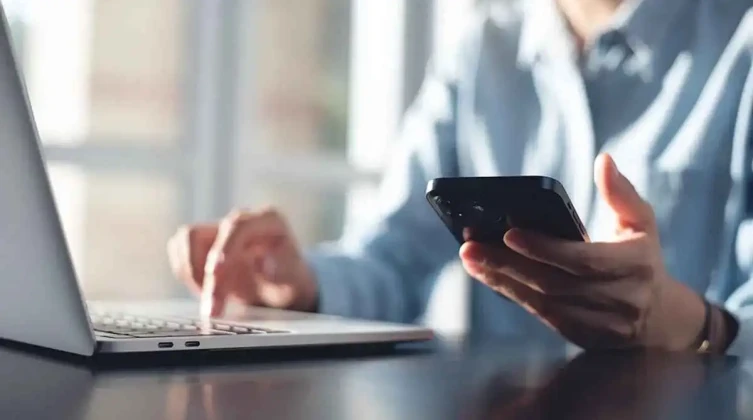 ملحقات بسيطة تحوّل هاتف أندرويد إلى كمبيوتر محمول