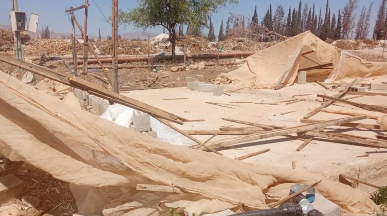 الاحتلال يُجبر مواطنًا على هدم منشآت زراعية في الأغوار الشمالية