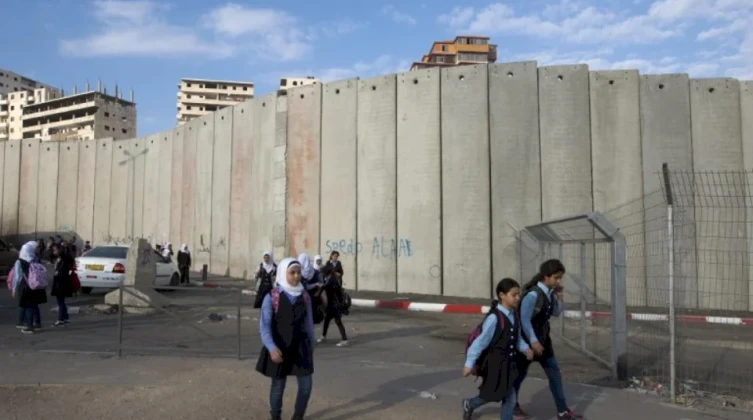 هآرتس: 45 ألف طالب بالقدس يدرسون المنهج الإسرائيلي