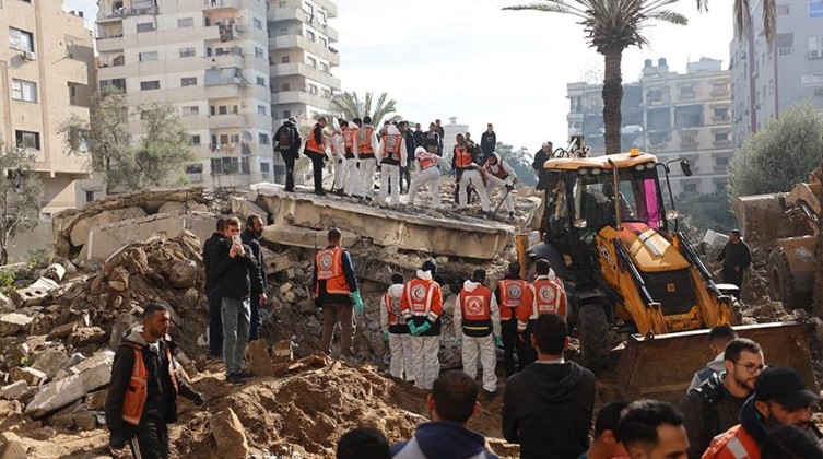 محدث: الدفاع المدني ينتشل رفات 20 شهيداً من تحت أنقاض منزل في غزة
