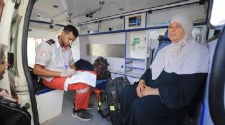 مغادرة 78 مريضًا ومرافقًا قطاع غزة عبر معبر رفح لتلقي العلاج