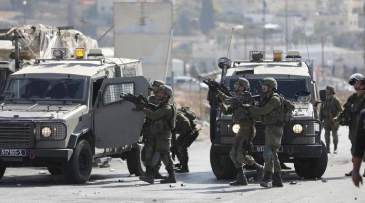 الاحتلال يحوّل 16 منزلًا لثكنات ويجبر عائلتين على الإخلاء في قصرة
