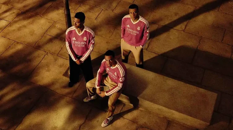 ريال مدريد يكشف قميصه الثالث للموسم الجديد