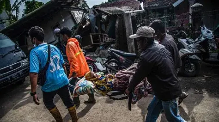 مقتل 38 شخصًا جراء زلزال بقوة 7.7 درجات في إندونيسيا