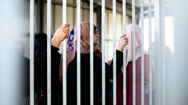 هيئة الأسرى: انتهاكات متواصلة بحق الأسيرات في سجن "الدامون"