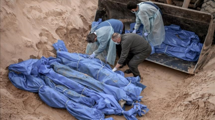 الدفاع المدني ينتشل رفات 12 شهيدًا من تحت أنقاض منزل في حي الزيتون