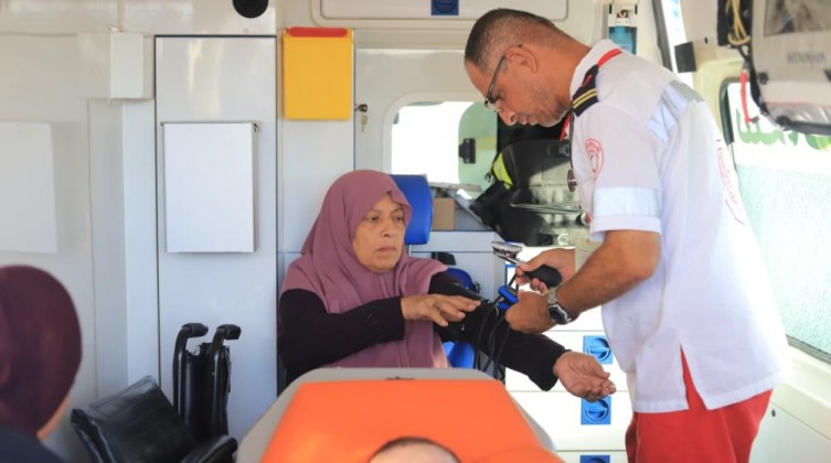 72 مسافرًا يغادرون غزة عبر معبر رفح لتلقي العلاج