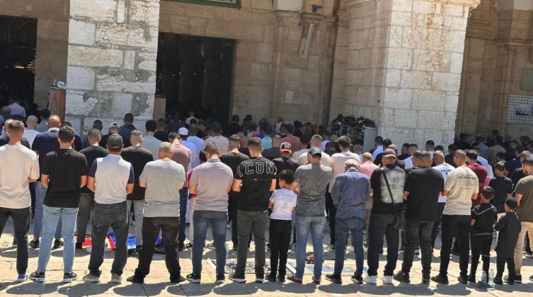 عشرات الآلاف يؤدون صلاة الجمعة في الأقصى