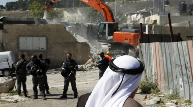 الاحتلال يداهم منزلًا قيد الإنشاء ويعتقل عمالًا شرق السموع